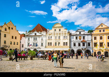 Český Krumlov ist eine Stadt in der Tschechischen Republik. Das historische Zentrum der Stadt enthält schöne farbige Gebäude wie diese auf dem Hauptplatz. Stockfoto