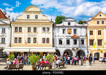 Český Krumlov ist eine Stadt in der Tschechischen Republik. Das historische Zentrum der Stadt enthält schöne farbige Gebäude wie diese auf dem Hauptplatz. Stockfoto