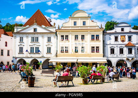 Český Krumlov ist eine Stadt in der Tschechischen Republik. Das historische Zentrum der Stadt enthält schöne farbige Gebäude wie diese auf dem Hauptplatz. Stockfoto