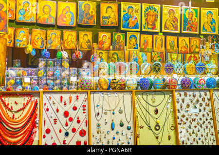 Vielzahl von Kunsthandwerk Souvenirs in der Stall in den Tuchhallen (Sukiennice), Krakau, Polen Stockfoto