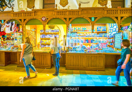 Krakau, Polen - 11. JUNI 2018: Touristen zu Fuß in Shopping Galerie der Sukiennice, genießen großartige handgemachte Souvenirs und Schmuck, am 11. Juni in Krakau Stockfoto