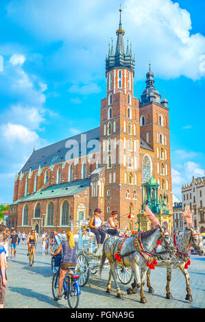 Krakau, Polen - 11. JUNI 2018: Reiten auf dem Pferdewagen in der überfüllten Innenstadt ein besonderes Erlebnis während in Krakau, am 11. Juni Stockfoto