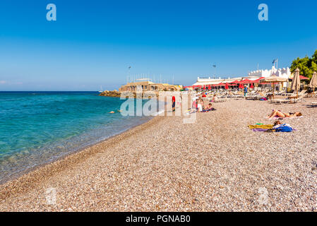 Rhodos, Griechenland - Mai 13, 2018: Blick auf den Strand Elli, der Hauptstrand in der Stadt von Rhodos. Griechenland Stockfoto
