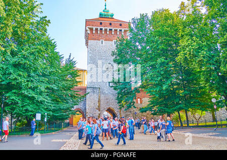 Krakau, Polen - 11. Juni 2018: Die Gruppe der Touristen zu ihren Führer hören an die St. Florian Tore, am 11. Juni in Krakau Stockfoto