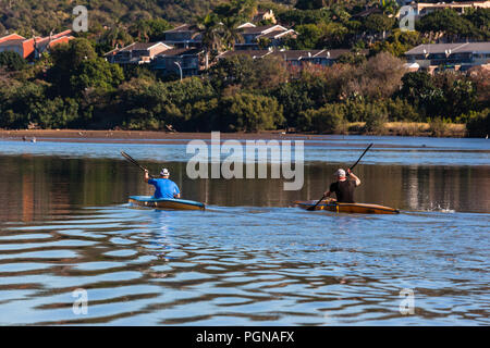 Zwei Paddler Kanu morgen Praxis bis glasig Fluss Gewässer Landschaft Landschaft Stockfoto