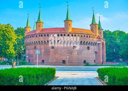 Krakau, Polen - 11. JUNI 2018: Barbakan ist der riesige kreisrunde Festung mit kleinen Türmchen war das Tor der Stadt, am 11. Juni in Krakau Stockfoto
