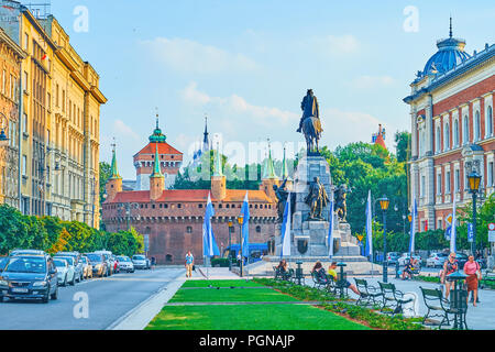 Krakau, Polen - 11. JUNI 2018: Der Blick auf das Denkmal, Grunwald Sieg und riesigen mittelalterlichen Barbakan Vorposten auf dem Hintergrund gewidmet, auf Juni Stockfoto