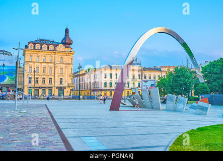 Krakau, Polen - 11. Juni 2018: Das moderne Denkmal Ryszard Kuklinski in Form von Bogen- und Betonplatten, auf Jan Nowak Jezioranski Square, Stockfoto