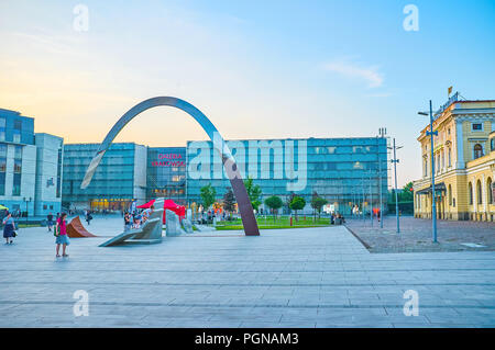 Krakau, Polen - 11. Juni 2018: Die modernen Platz neben dem Einkaufszentrum Galeria Krakowska mit modernen Monument in den Vordergrund, am 11. Juni in Krakau Stockfoto