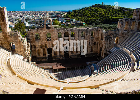 Parthenon Dionysos Amphitheater mit der Stadt und dem Meer von Athen im Hintergrund Stockfoto