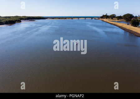 Fluss Küste breite Lagune, Overhead Foto mit Wassersport Kanus Paddler auf Gewässern in Richtung Strand Meer. Stockfoto