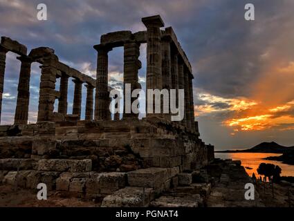 Tempel des Poseidon bei Sonnenuntergang mit Blick auf das Meer in einem bewölkten Tag Stockfoto