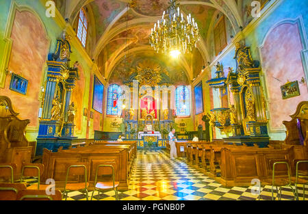 Krakau, Polen - 11. Juni 2018: Das Gebet Halle der St. Barbara Kirche mit schönen Altar und der Gilden Symbol kiots, am 11. Juni in Krakau. Stockfoto
