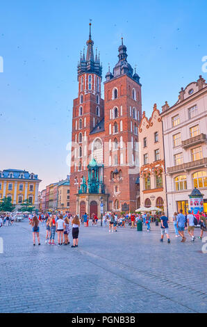 Krakau, Polen - 11. JUNI 2018: die schönen mittelalterlichen Marienkirche verfügt über unterschiedlich gestaltete Glockentürmen, am 11. Juni in Krakau. Stockfoto
