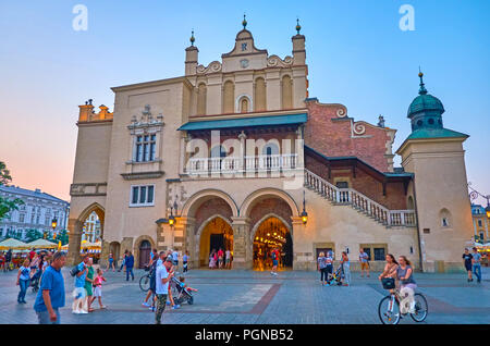 Krakau, Polen - 11. JUNI 2018: Sukiennice ist das bekannteste Wahrzeichen der Stadt in der Mitte von Rynek Glowny (Marktplatz), gelegen am 1. Juni Stockfoto