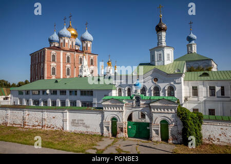 Blick auf die Kathedrale und Tempel der Rjasaner Kreml im Zentrum der Stadt Rjasan, Russland Stockfoto