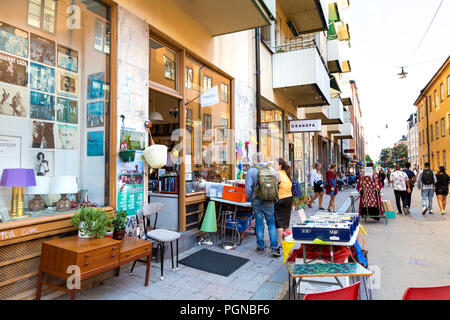 Menschen einkaufen in Second Hand Läden und Boutiquen in Sofo, Södermannagatan, Södermalm, Stockholm, Schweden Stockfoto