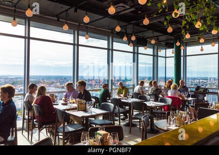 Innenraum von Restaurant und Bar mit Himlen Stockholmer Skyline im Hintergrund, Schweden Stockfoto