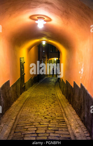 Dunkle Tunnel Gasse in Gamla Stan (Altstadt, Stenbastugränd, Stockholm, Schweden Stockfoto