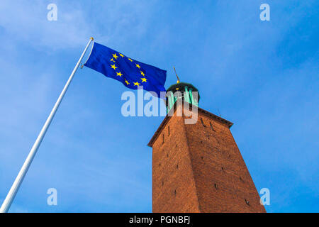 Die Fahne der Europäischen Union winken im Wind vor Stadshuset (Rathaus) in Stockholm, Schweden Stockfoto
