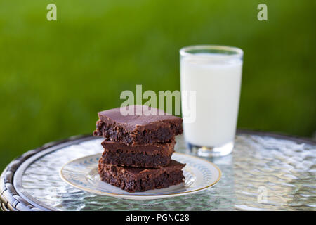 Hausgemachte Schokolade Brownies mit einem Glas Milch Stockfoto
