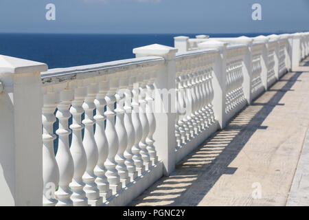 Kunst Elemente Strand. Weiße Säulen mit Blick auf das Meer. Blick auf die weißen Säulen und Horizont am blauen Meer und der Himmel im Hintergrund Stockfoto