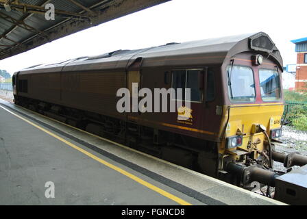 EWS-Klasse 66 66061 Diesellok am Bahnhof Newton Abbot, Devon, England. Diese Lokomotive ist Teil einer Schiene Behandlung Zug. Stockfoto