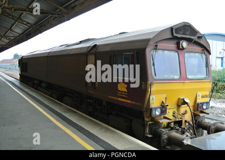 EWS-Klasse 66 66061 Diesellok am Bahnhof Newton Abbot, Devon, England. Diese Lokomotive ist Teil einer Schiene Behandlung Zug. Stockfoto