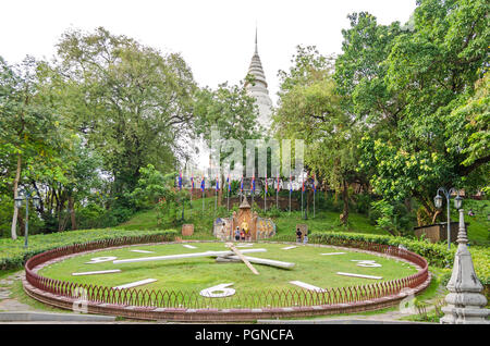 Phnom Penh, Kambodscha - April 8, 2018: Das Stupa und Garten von Wat Phnom Pagode (Berg), der zentrale Punkt in Phnom Penh, und die Statue von Kin Stockfoto