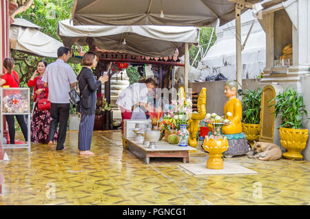 Phnom Penh, Kambodscha - April 8, 2018: Fromme Buddhisten üben ihre Rituale in der Pagode von Wat Phnom (Berg Pagode), der zentrale Punkt des ph-Werts Stockfoto