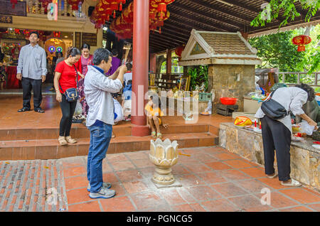 Phnom Penh, Kambodscha - April 8, 2018: Fromme Buddhisten üben ihre Rituale in der Pagode von Wat Phnom (Berg Pagode), der zentrale Punkt des ph-Werts Stockfoto