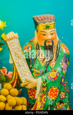 In der Nähe der Skulptur von Cai Shen, Chinesisch Gott des Reichtums, Gott des Glücks. Stockfoto