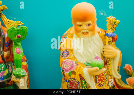 In der Nähe der Skulptur von Cai Shen, Chinesisch Gott des Reichtums, Gott des Glücks. Stockfoto