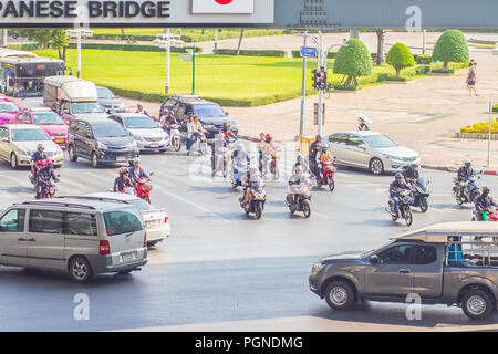 Bangkok, Thailand - 21. Februar 2017: Stark Stau an Thai-Japanese bridge Kreuzung in der Nähe Sala Daeng, Silom Road, Lumpini Park in Ban Stockfoto