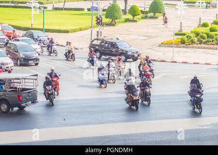 Bangkok, Thailand - 21. Februar 2017: Stark Stau an Thai-Japanese bridge Kreuzung in der Nähe Sala Daeng, Silom Road, Lumpini Park in Ban Stockfoto