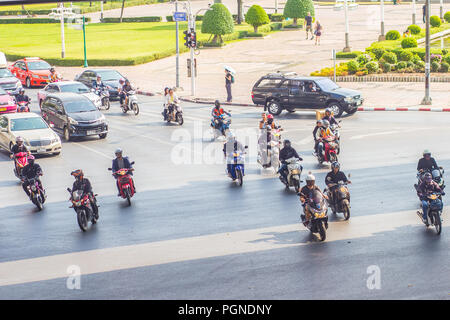 Bangkok, Thailand - 21. Februar 2017: Stark Stau an Thai-Japanese bridge Kreuzung in der Nähe Sala Daeng, Silom Road, Lumpini Park in Ban Stockfoto