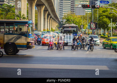 Bangkok, Thailand - 21. Februar 2017: Stark Stau an Thai-Japanese bridge Kreuzung in der Nähe Sala Daeng, Silom Road, Lumpini Park in Ban Stockfoto