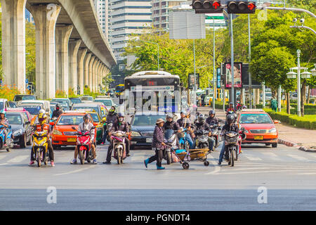 Bangkok, Thailand - 21. Februar 2017: Stark Stau an Thai-Japanese bridge Kreuzung in der Nähe Sala Daeng, Silom Road, Lumpini Park in Ban Stockfoto