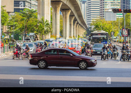 Bangkok, Thailand - 21. Februar 2017: Stark Stau an Thai-Japanese bridge Kreuzung in der Nähe Sala Daeng, Silom Road, Lumpini Park in Ban Stockfoto