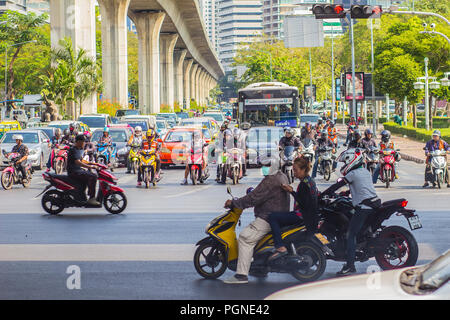 Bangkok, Thailand - 21. Februar 2017: Stark Stau an Thai-Japanese bridge Kreuzung in der Nähe Sala Daeng, Silom Road, Lumpini Park in Ban Stockfoto