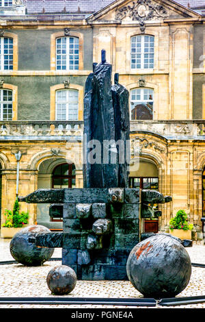 Skulptur im Innenhof im Musée des Beaux Arts Gebäude in Reims, Frankreich Stockfoto