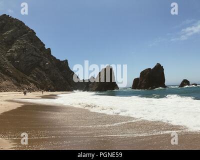 Atlantik Wellen mit goldenem Sand in Praia da Ursa Portugal in der Nähe von Cabo da Roca Stockfoto
