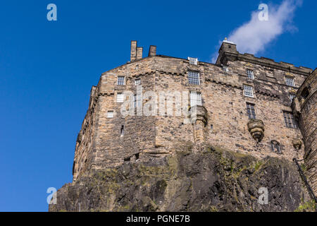 Edinburgh, Schottland, Großbritannien, 14. Juni 2012: Braun Grau Schloss auf Vulkangestein unter blauem Himmel, vom Westen Hafen gesehen. Stockfoto