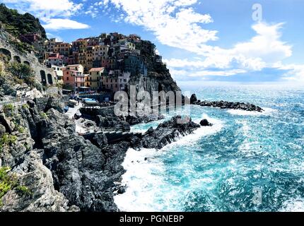 Die Stadt von Manarola auf der Klippe der stürmischen Ligurisches Meer Stockfoto