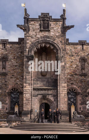 Edinburgh, Schottland, Großbritannien, 14. Juni 2012: Eingang zum braunen und grauen Stein Scottish National War Memorial auf Schloss. Statuen und ehrengarde vor o Stockfoto