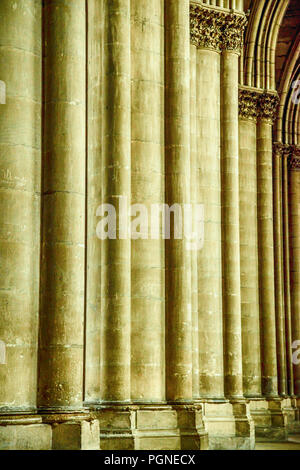 Nahaufnahme des architektonischen Details von Steinmauern in der Kathedrale von Notre-Dame in Reims, Frankreich Stockfoto