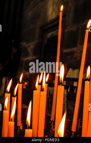 Kerzen halten Erinnerungen lebendig im Inneren der Kathedrale notre-dame de Reims in Reims, Frankreich Stockfoto