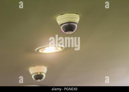 Blick auf CCTV-digital Kamera an der Decke mit Beleuchtung Lampe zu überwachen und Schutz. Stockfoto