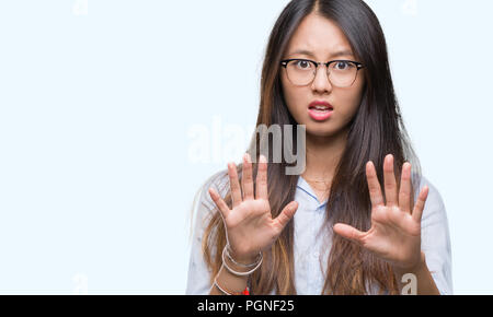 Jungen asiatischen Business woman Brille über isolierte Hintergrund Angst und Furcht Ausdruck stop Geste mit den Händen, Angst, Schreien im sho Stockfoto