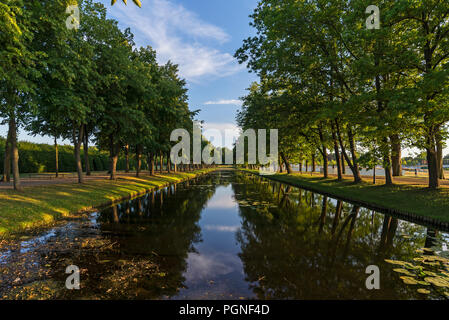 Das Schweriner Schloss Garten mit Wassergraben im Abendlicht, Schwerin, Mecklenburg-Vorpommern, Deutschland Stockfoto